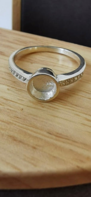 Round multi gem ring