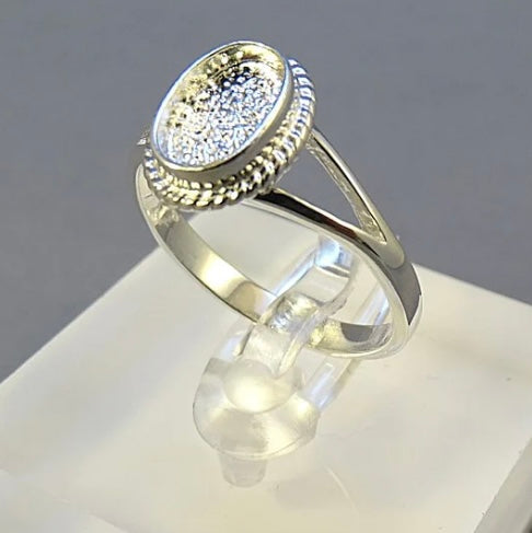 Oval ornate ring